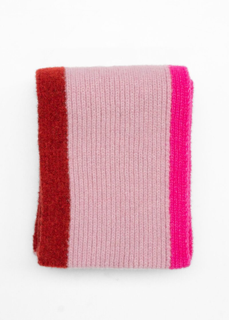 Scarf-Intarsia-3col-AuroraRed-Zephyr-FuchsiaPurple-Topview